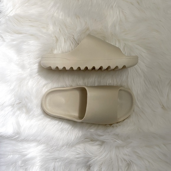 Pretty Little Thing Slides - Picture 3 of 6